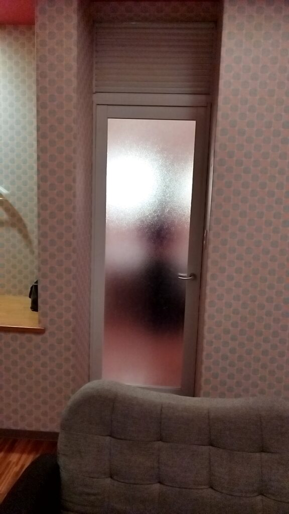シャワーに入る人妻画像