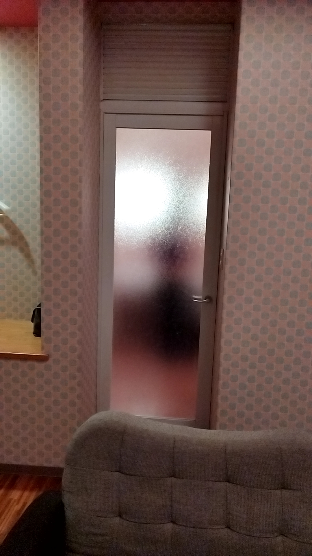 シャワーに入る人妻画像